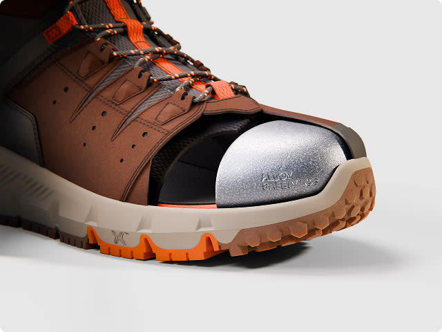 Zapato con puntera de aleación.