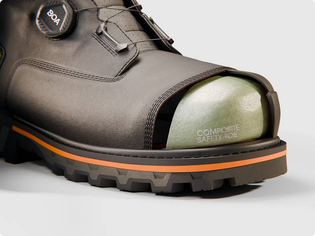 Bota con puntera compuesta.