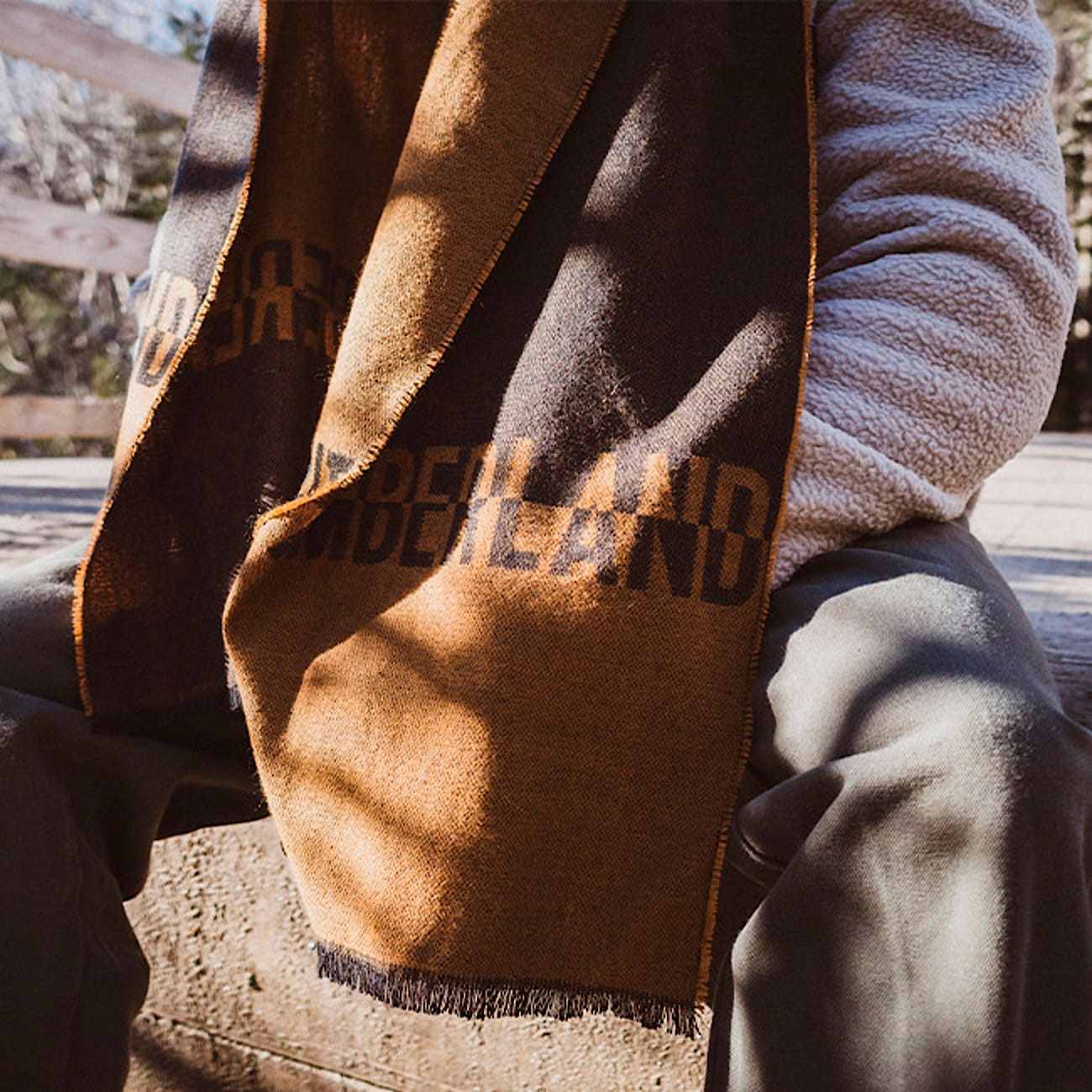 Split Color Logo Scarf TBL BlackWheat ALT1