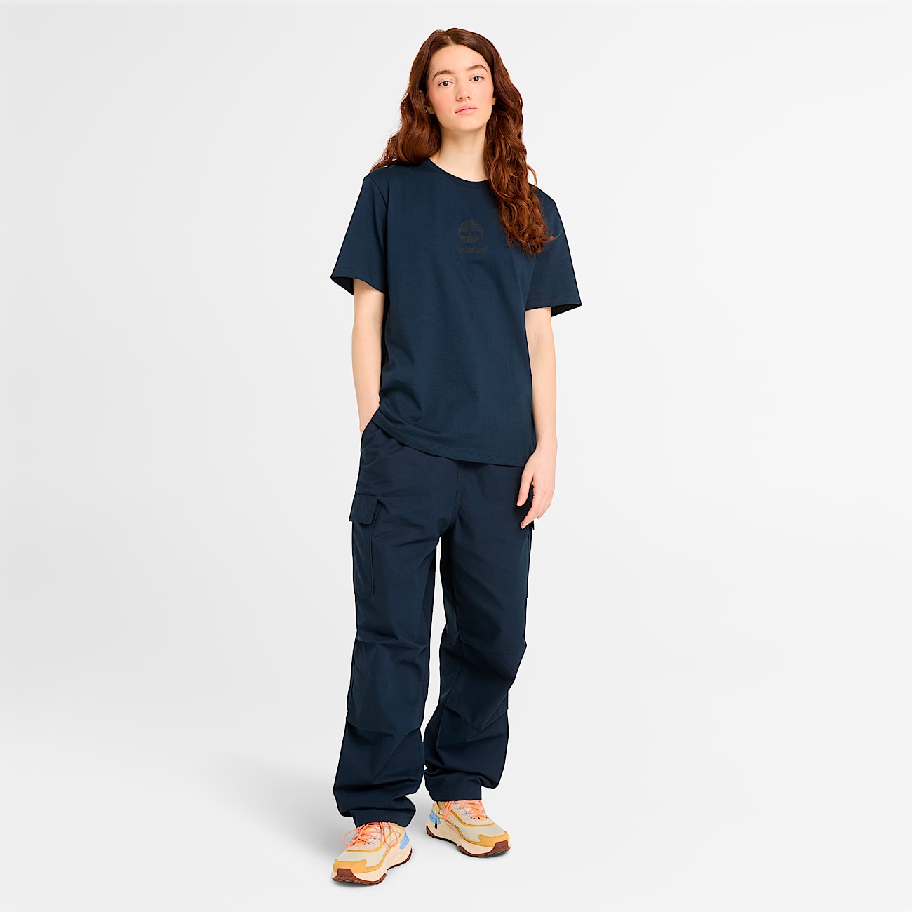 Playera manga corta con logotipo apilado TBL Zafiro oscuro HERO