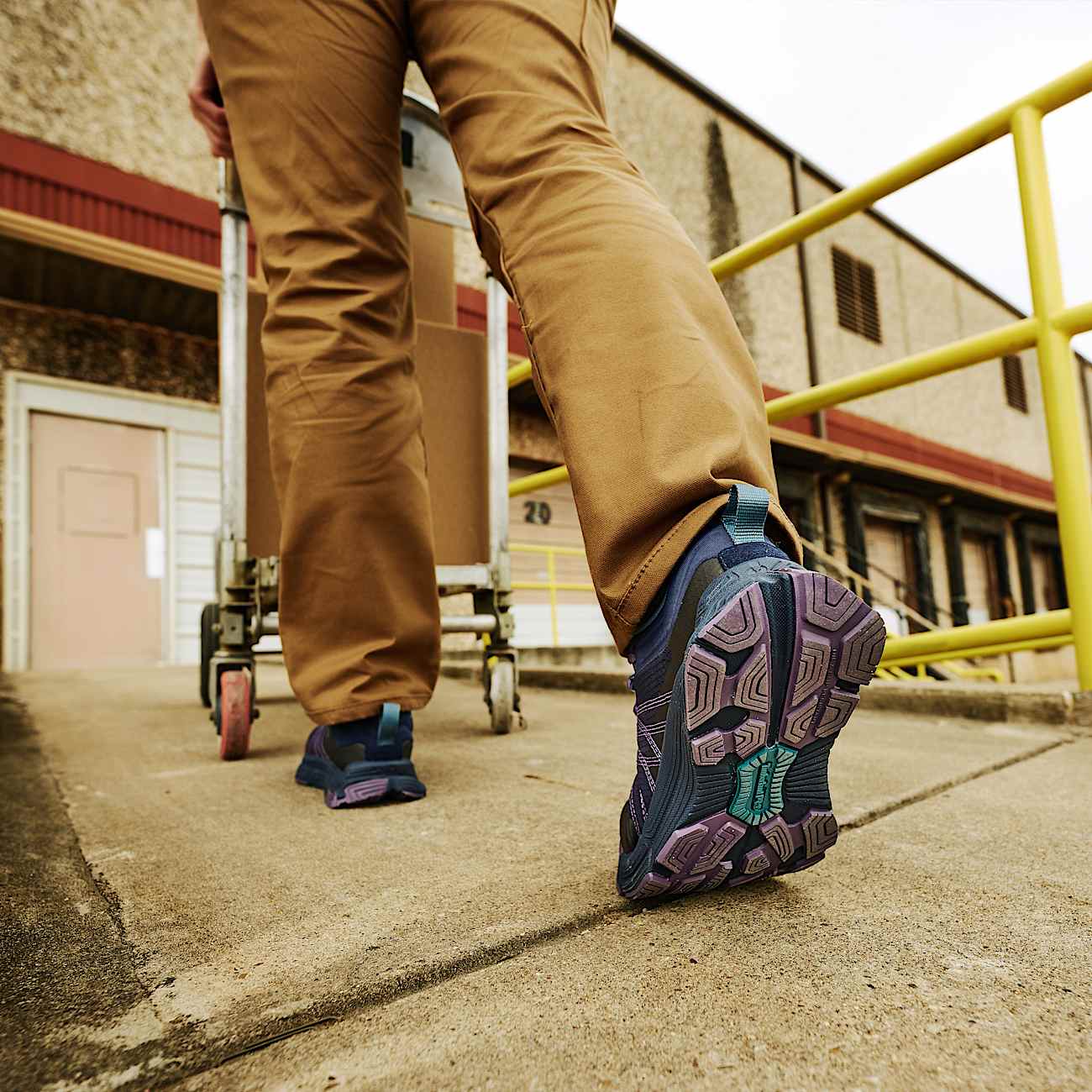 Women's XR-1 Dynamic Natural Fit Alloy Toe Work Sneaker - 6