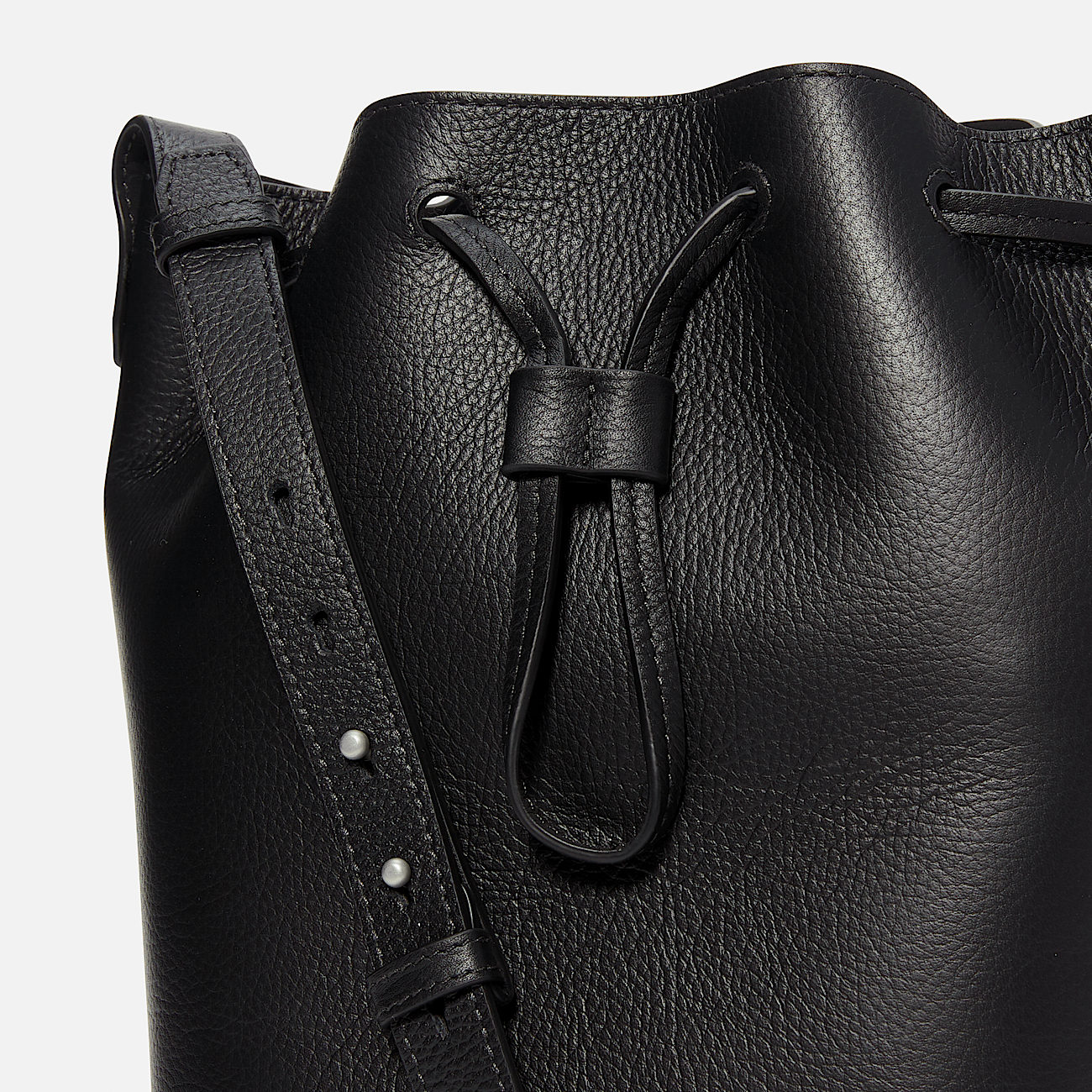 Timberland Women s Tuckerman Leather Bucket Bag in Black black